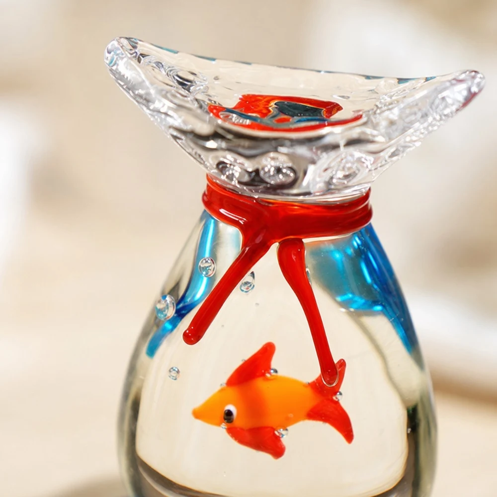 Detalle cercano del borde redondeado del adorno de pez dorado de cristal