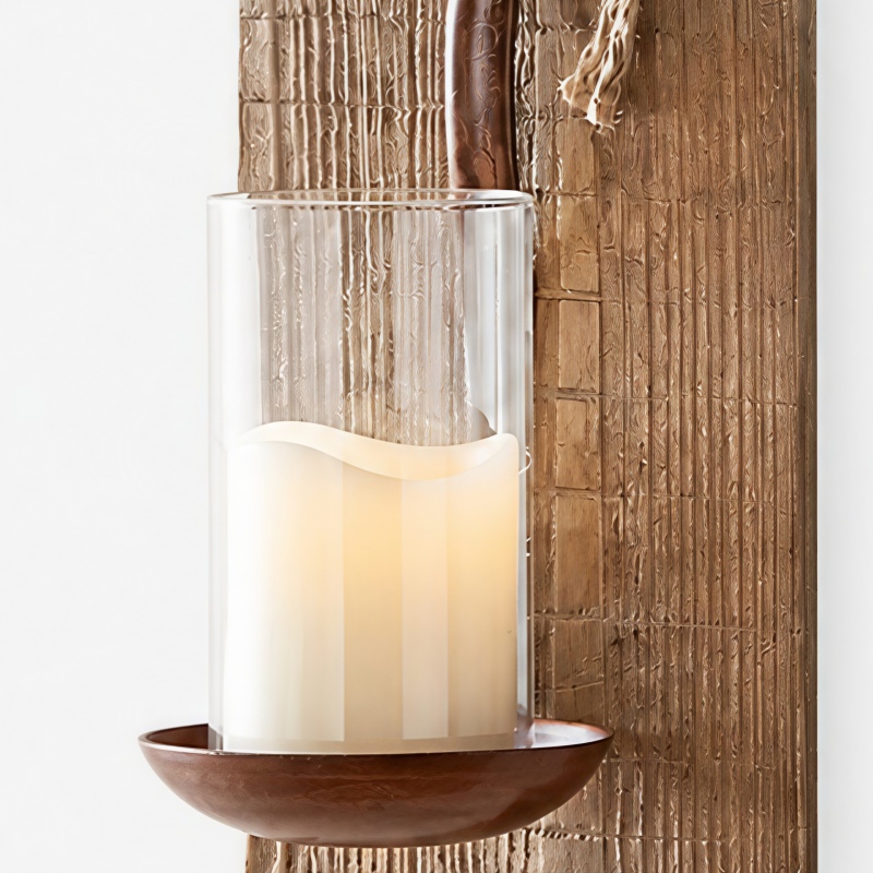Detalle de la pantalla de cristal, la vela, la taza de hierro y la placa trasera de madera texturizada.