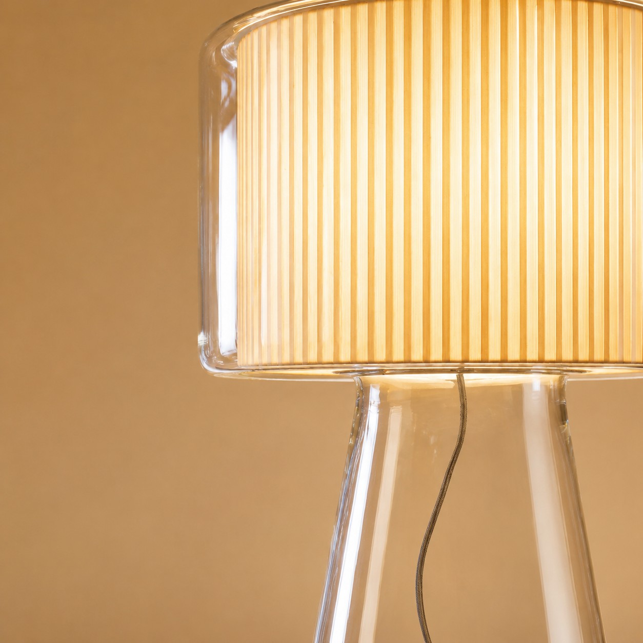 Lámpara de mesa de cristal natural con pantalla de tela (detalles del material)
