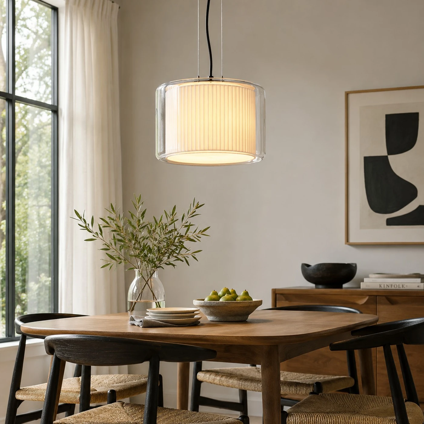 Lámpara colgante de tela de cristal Mercer sobre una mesa de comedor