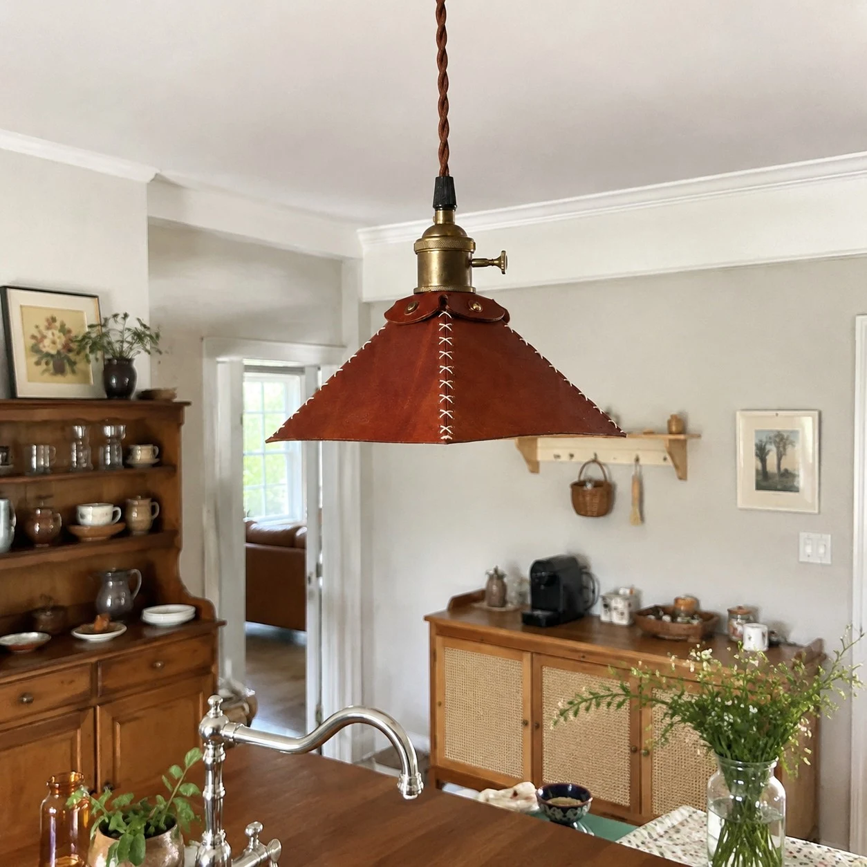 Hanglamp van leer boven het aanrecht in de keuken