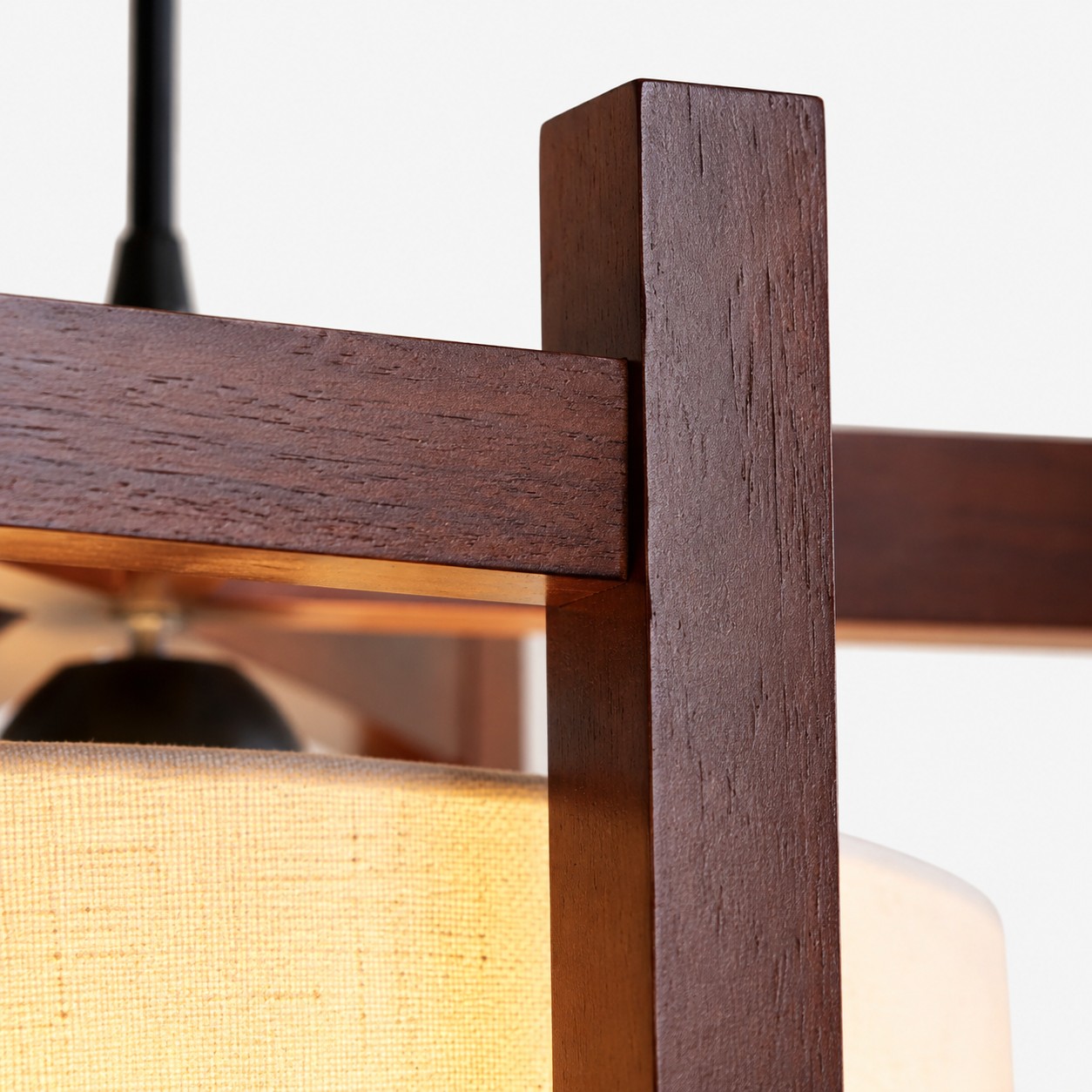 Detail van de houtnerf van het frame met walnootafwerking