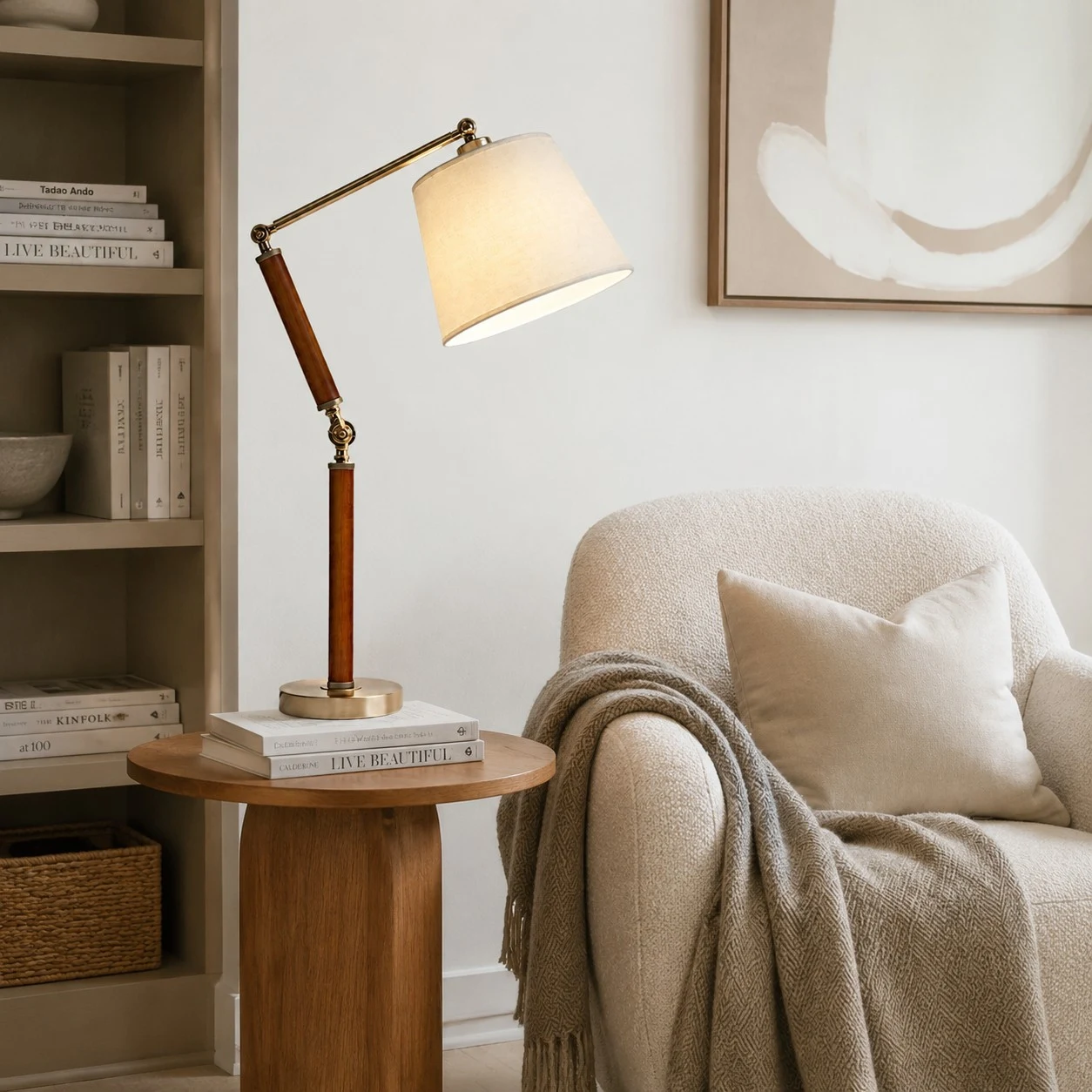 Lámpara de mesa de madera regulable junto a un sillón.