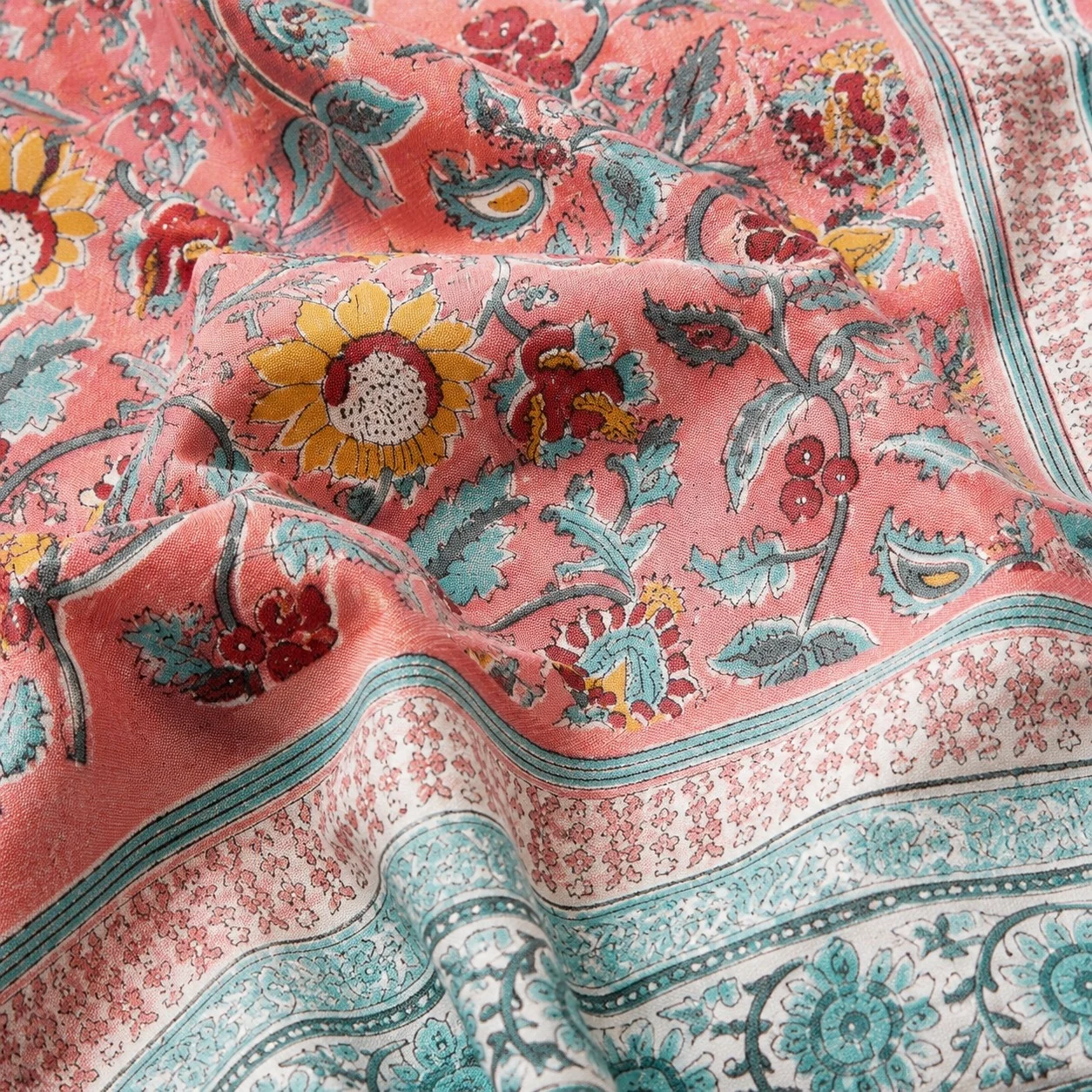 Textura tejida con un borde floral suavizado.