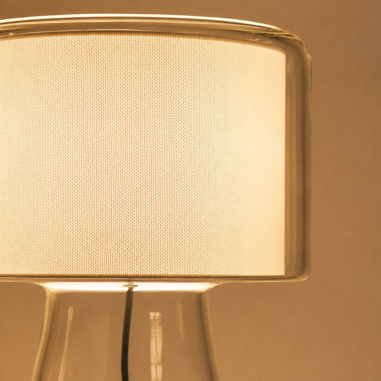 Lámpara de mesa de cristal natural con pantalla de tela (detalles)