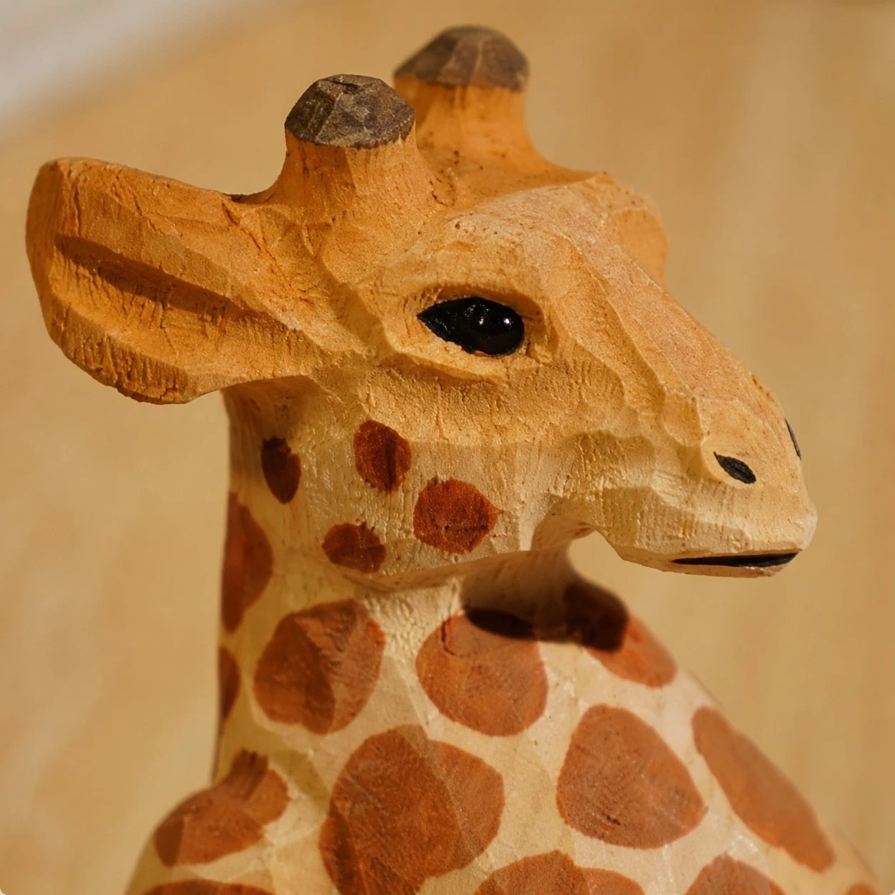 Dettaglio della testa di giraffa dipinto a mano