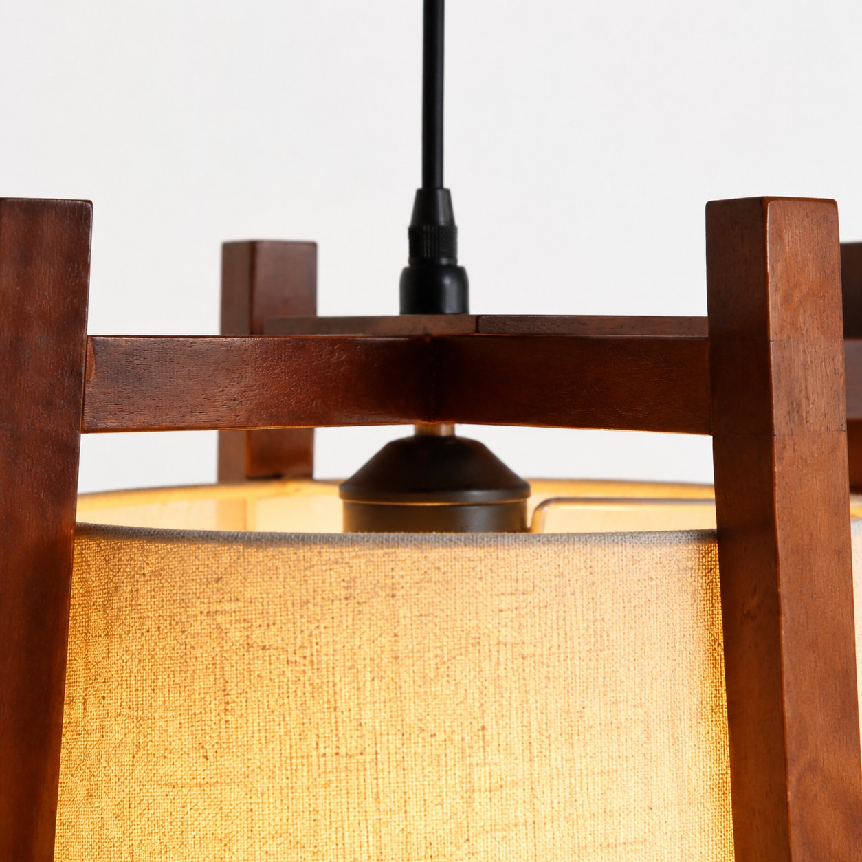 Notenhouten frame bovenzijde en zwart snoer close-up