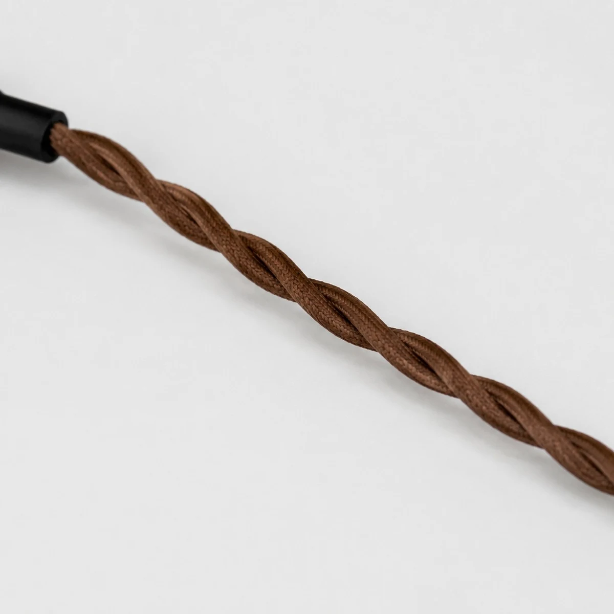 Détail du cordon de pendentif marron torsadé