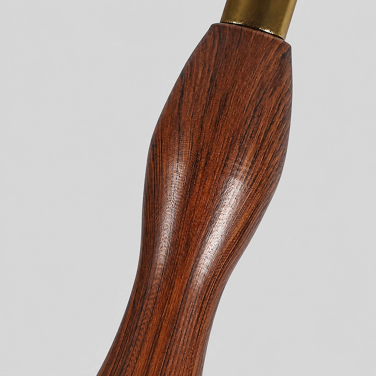 Empuñadura de madera color nogal