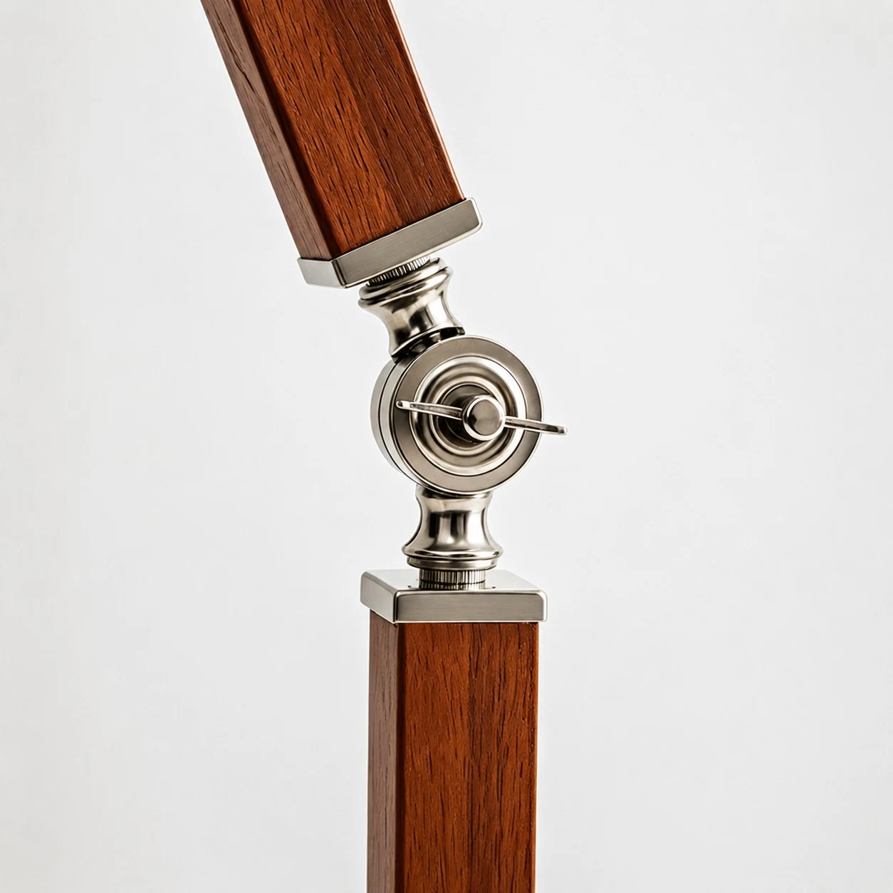 Brazo de madera maciza y articulación ajustable