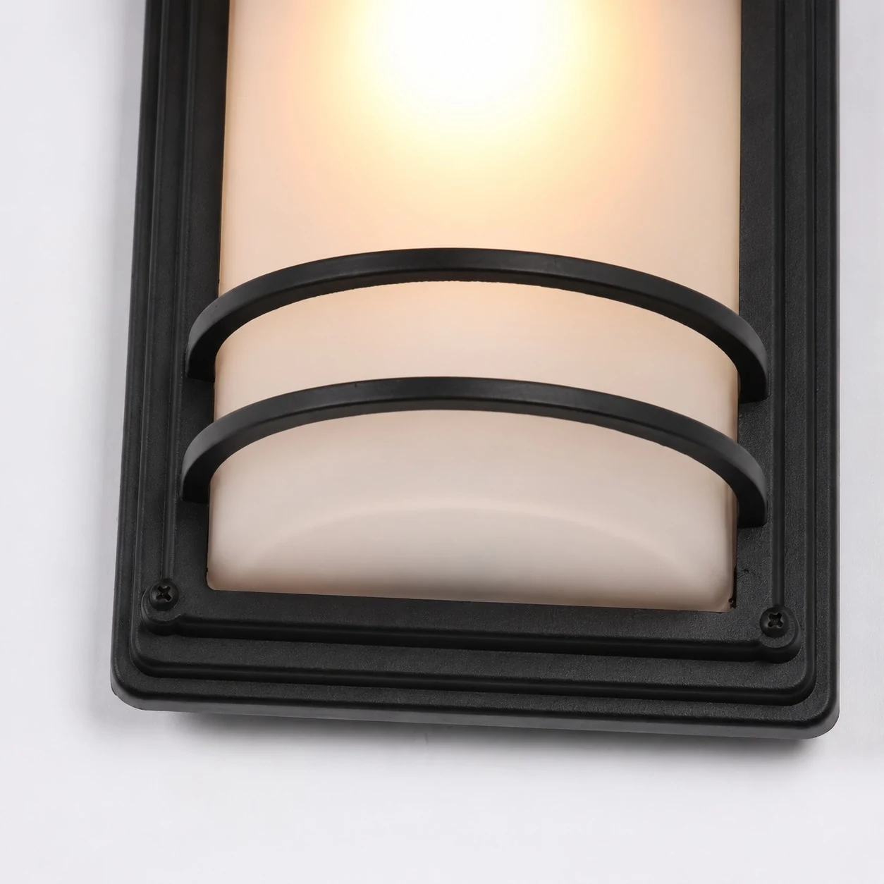 Primer plano de la pantalla de cristal brillante y las barras protectoras negras.