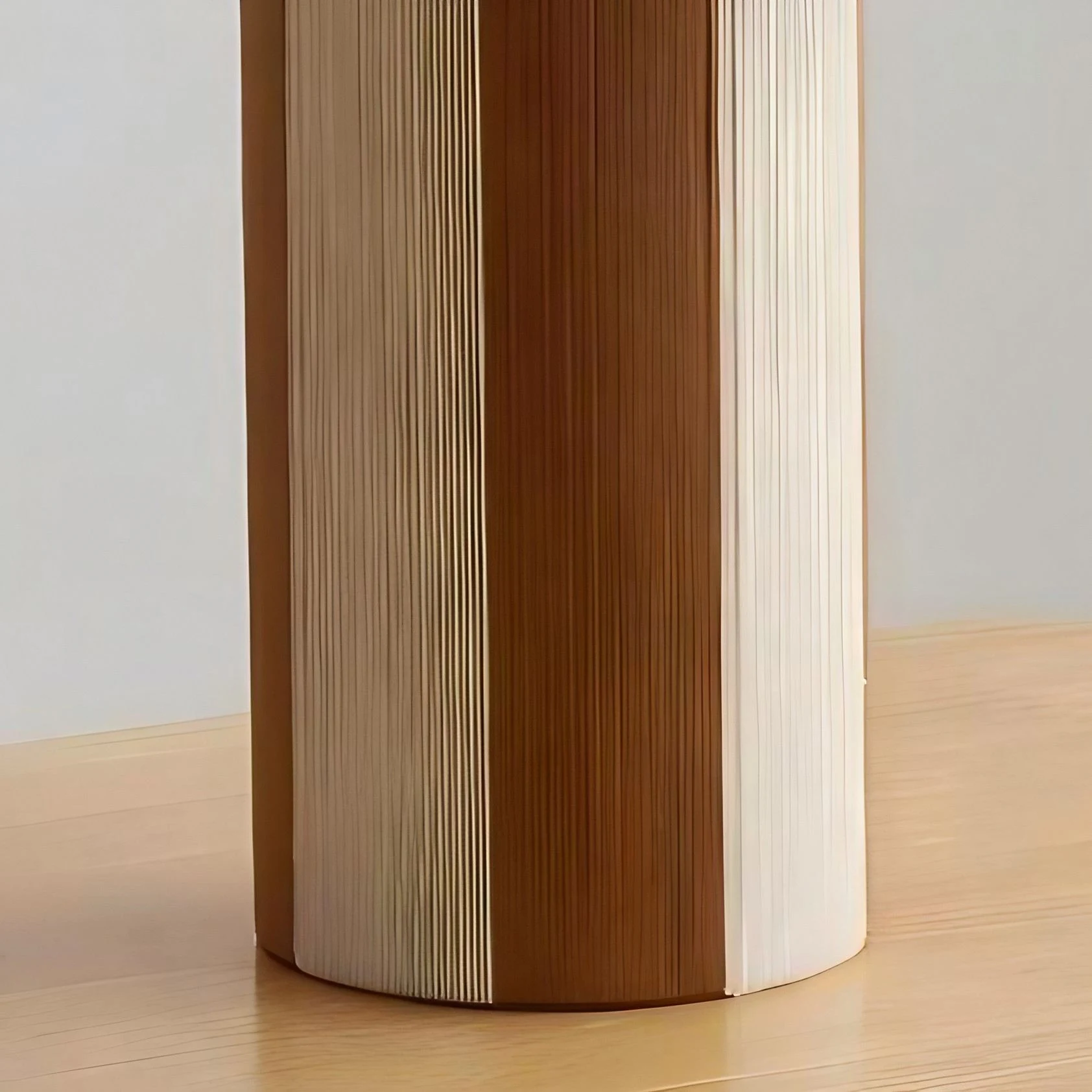 Base cilíndrica para lámpara de mesa a rayas con textura de panel tejido.