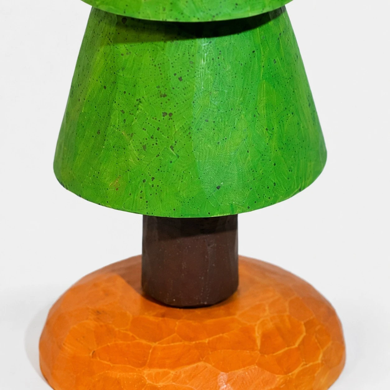 Detalle de nivel verde tallado y tronco de madera