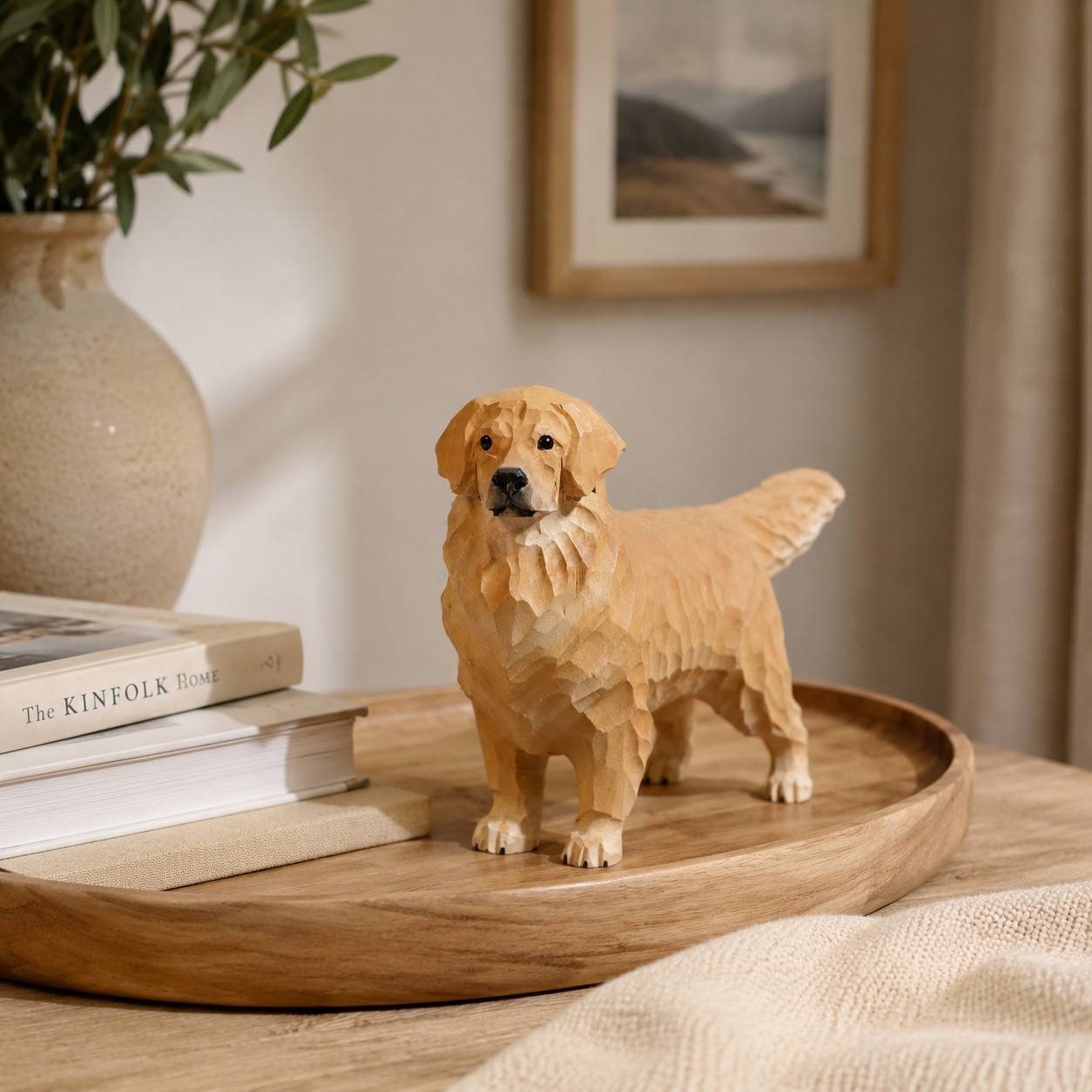 Adorno de golden retriever en bandeja con libros y jarrón