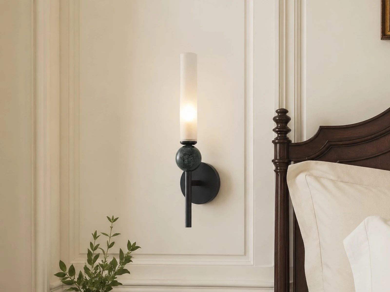 Aplique de pared centrado en una escena de dormitorio