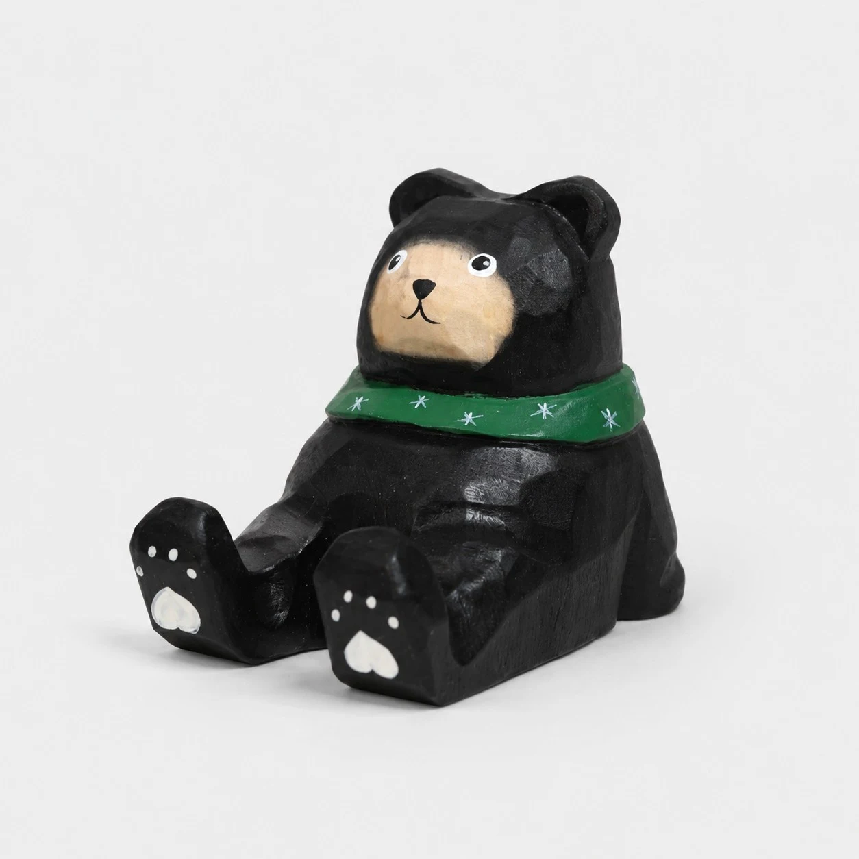 Supporto per telefono in legno intagliato a mano con orso nero e sciarpa verde.