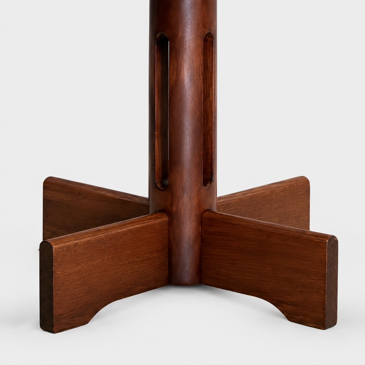Detalle de la base de madera y del cuerpo de la lámpara