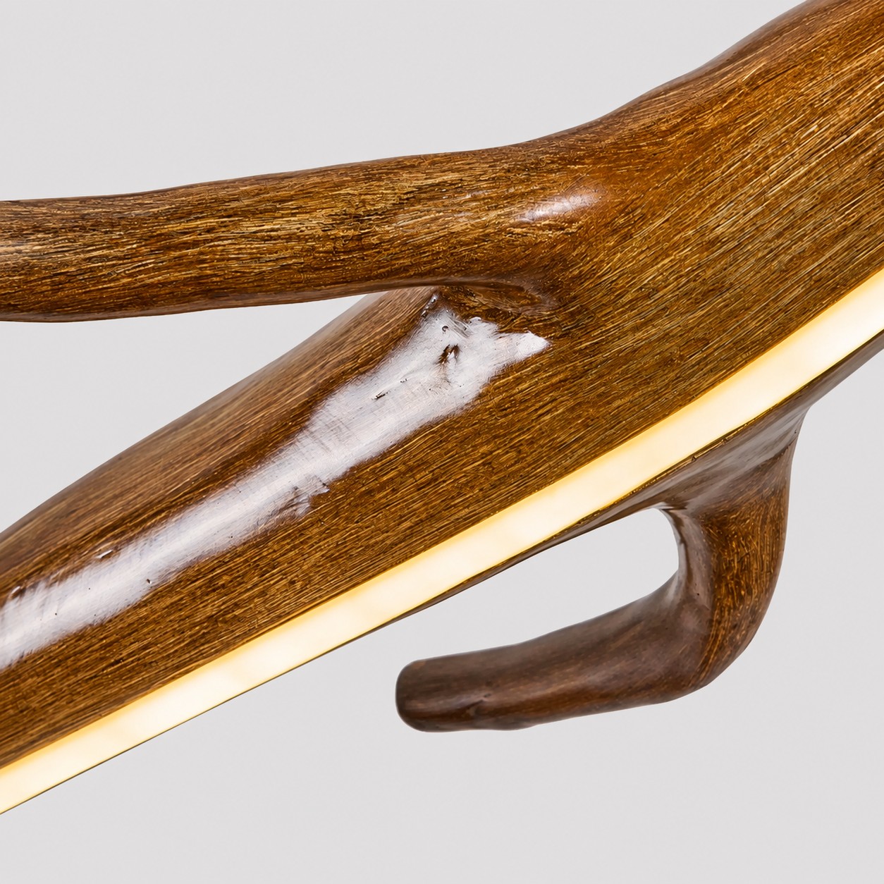 Hanglamp met lineaire takken van hars in houtkleur (detail)