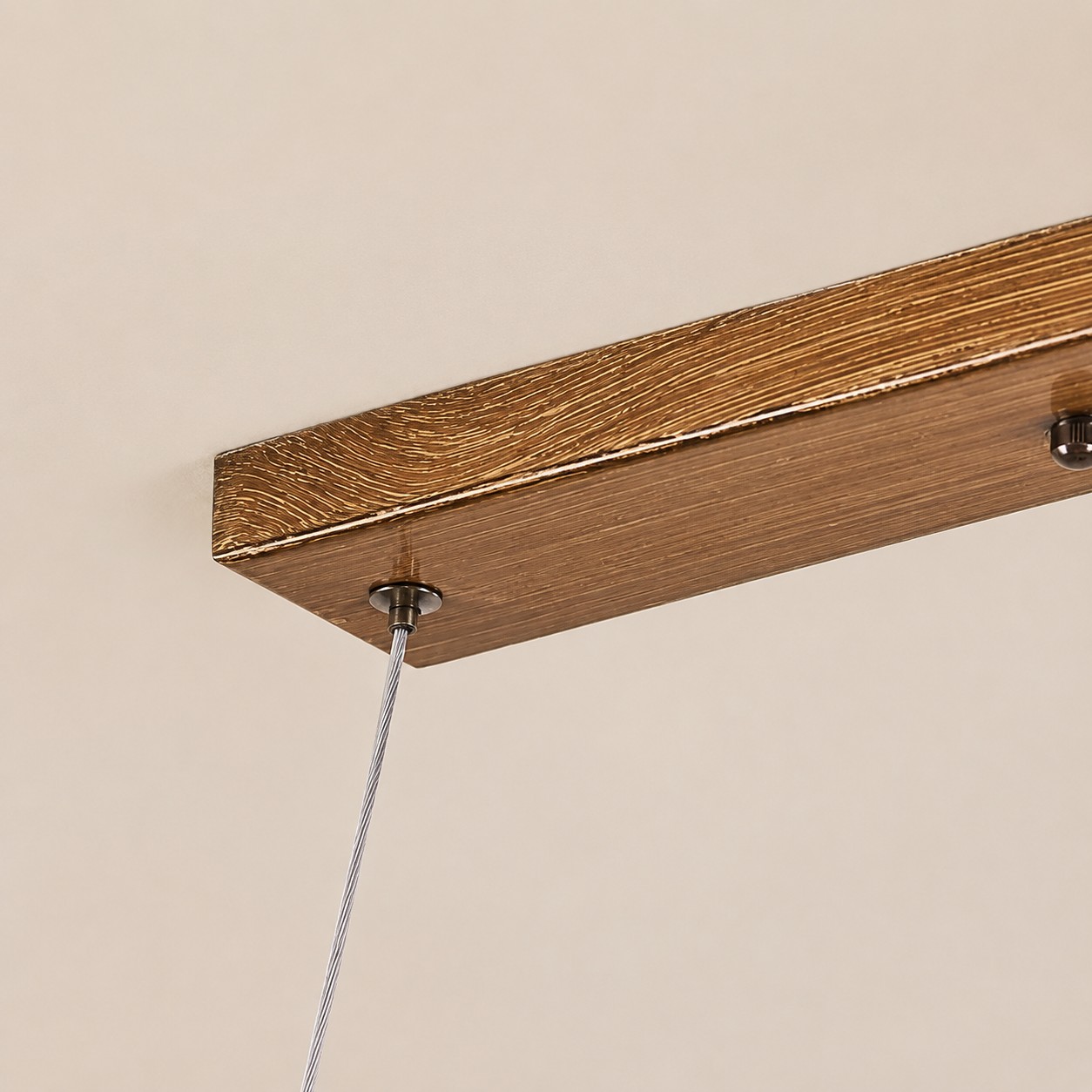 Hanglamp met lineaire takken in houtkleurige hars, plafonddetail