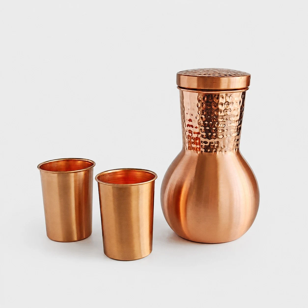 Juego de tetera con diseño de martillo y dos tazas.