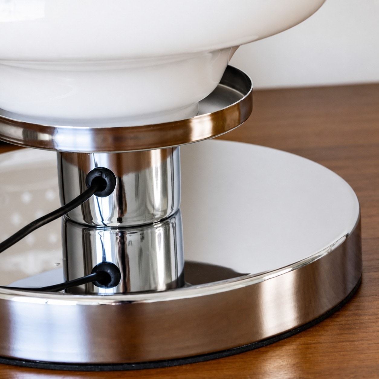 Base cromada e detalhe do cabo de alimentação na luminária de mesa Bauhaus