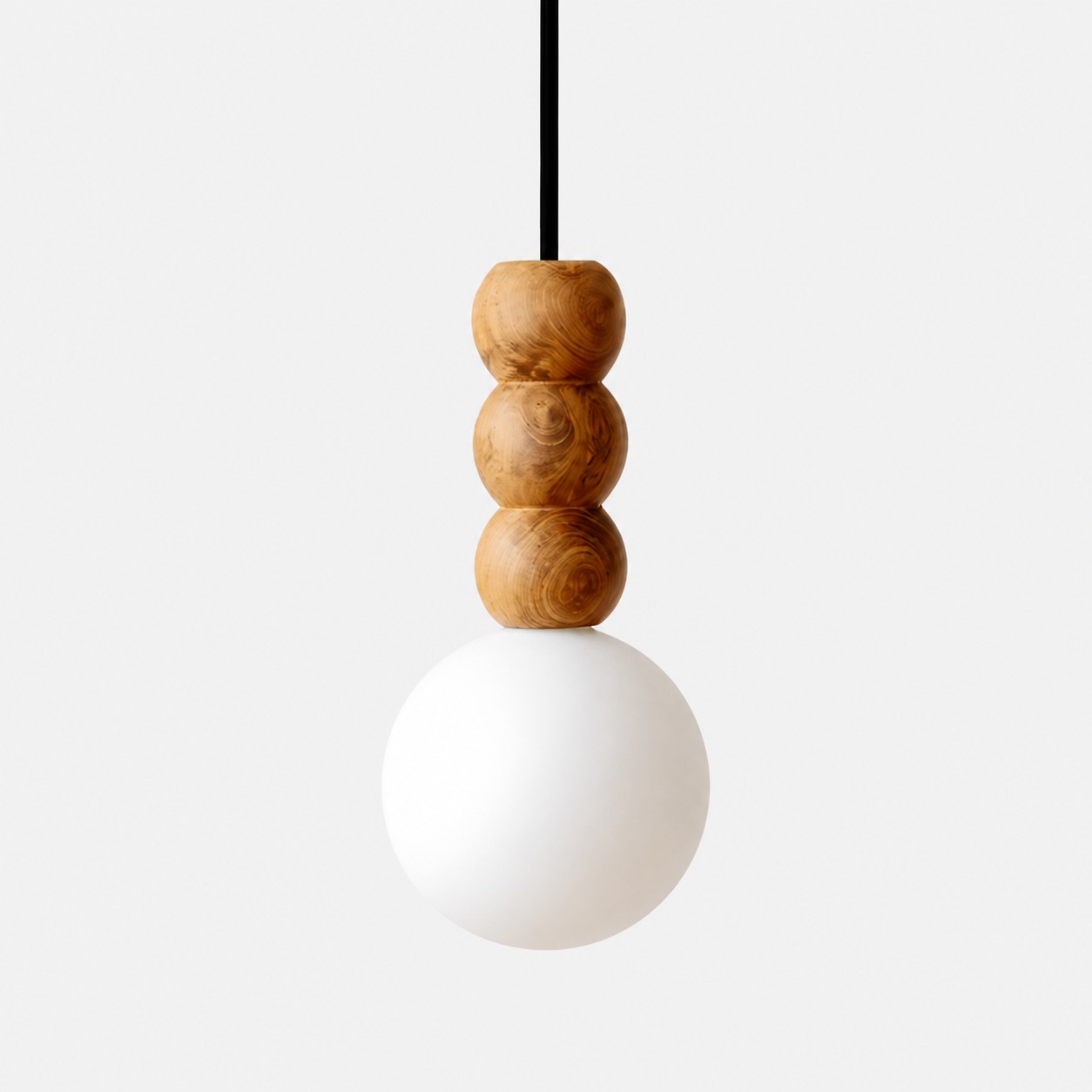 Lampada a sospensione scultorea in legno a tre perline con globo in vetro satinato su sfondo bianco