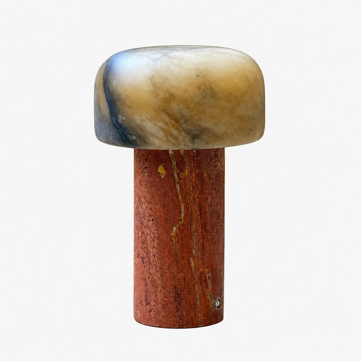 Abajur de mesa com cúpula em dolomita marrom e base em travertino vermelho.