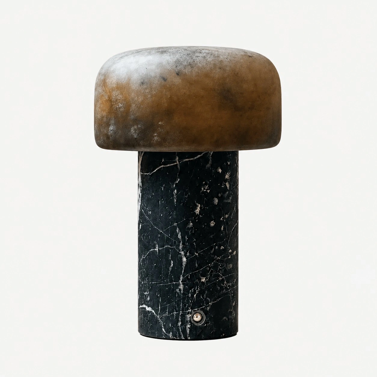 Abajur de mesa com cúpula em dolomita marrom e base em mármore preto Bulgari.