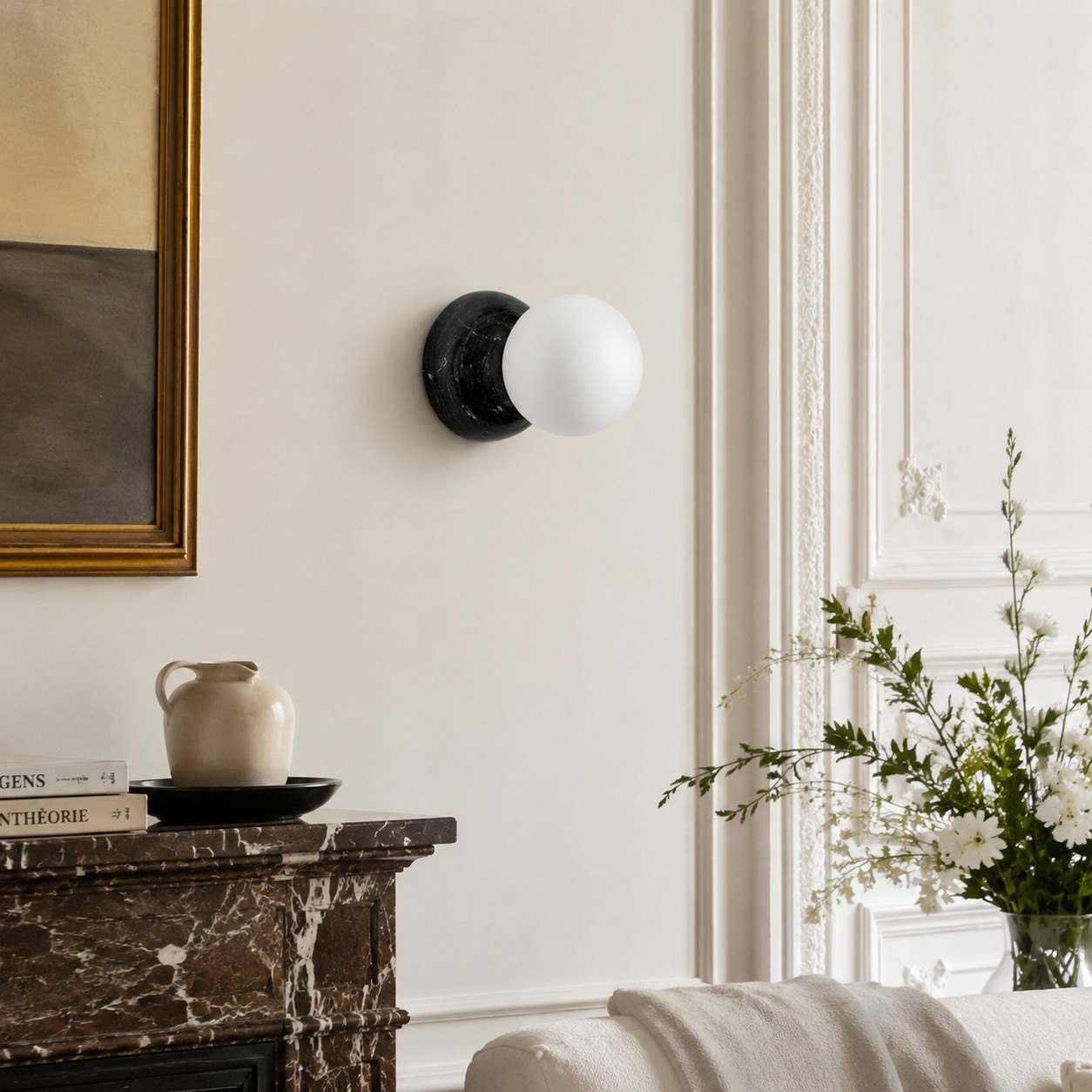 Aplique de pared de mármol negro junto a una chimenea de piedra