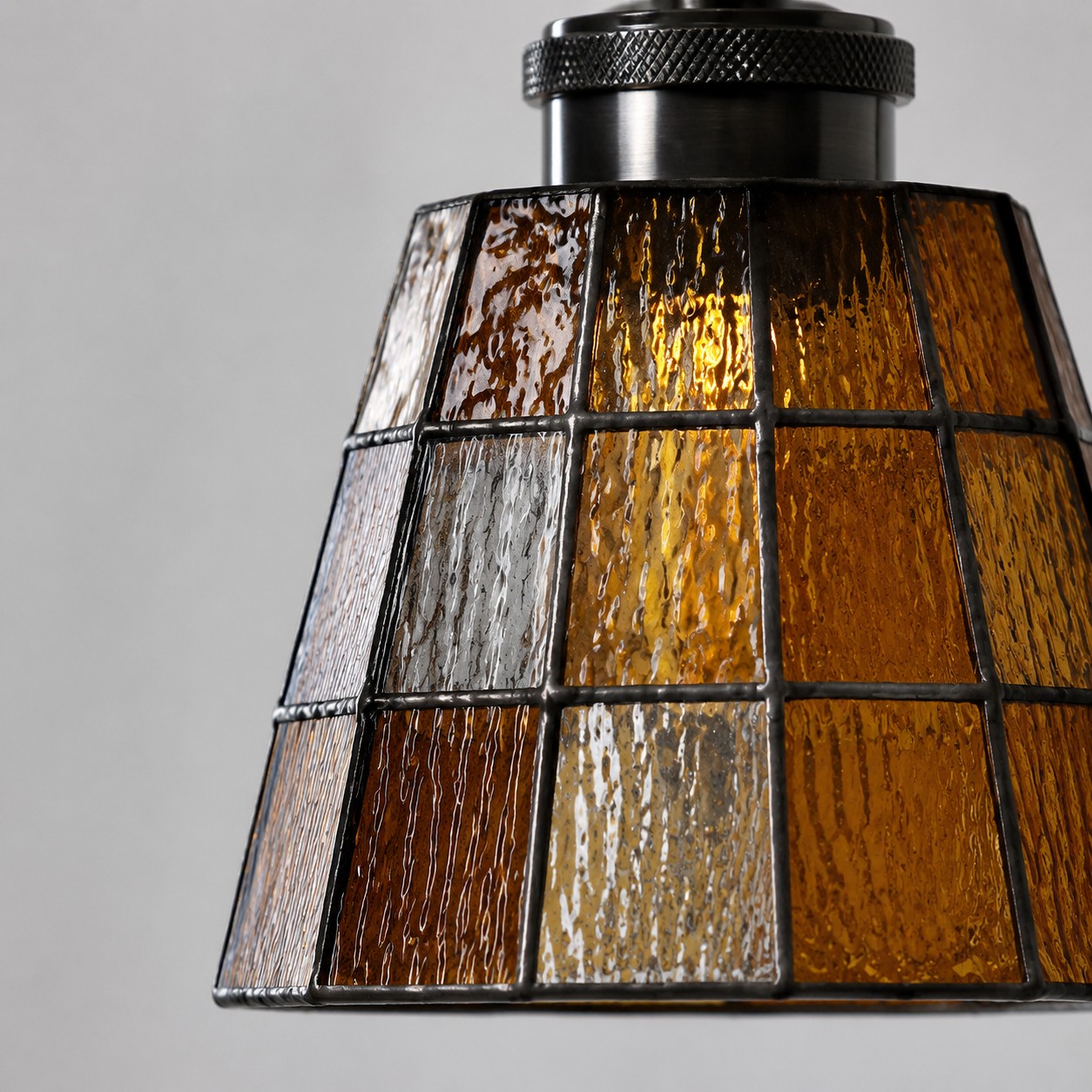 Handgeschnittenes Glas, von Hand verbunden