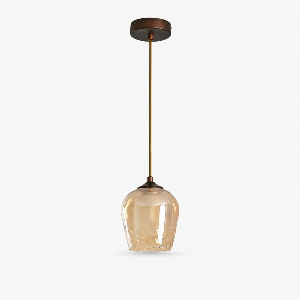 Bärnstensfärgad pendellampa i glas med antik mässingsfärgad armatur
