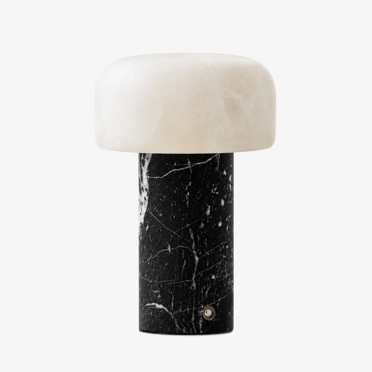 Abajur de mesa com cúpula de dolomita e base de mármore preto Bulgari.