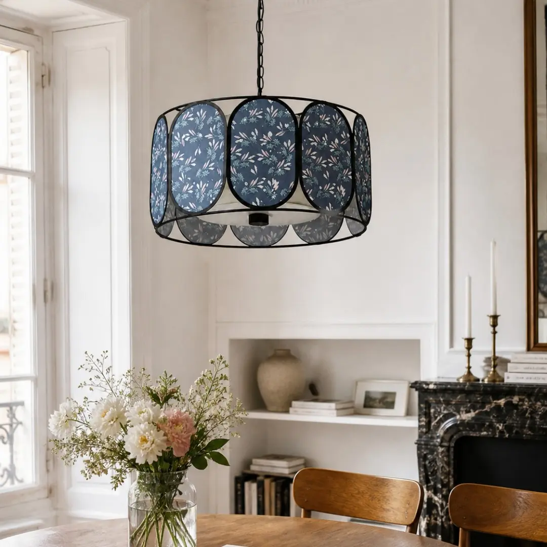 Lámpara colgante cilíndrica de tela floral sobre una mesa de comedor.