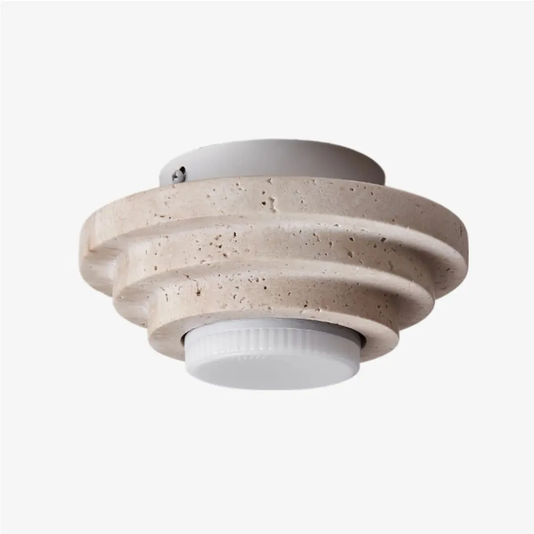 Beige travertiinista valmistettu uppoasennettava kattovalaisin puhtaalla taustalla
