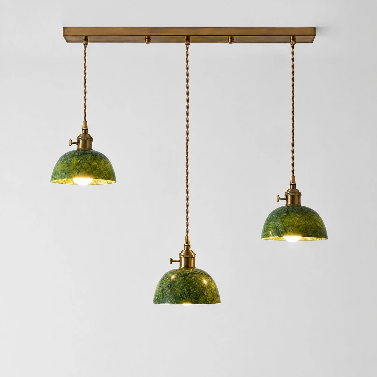 Luminária pendente linear de três luzes em jade natural com dossel