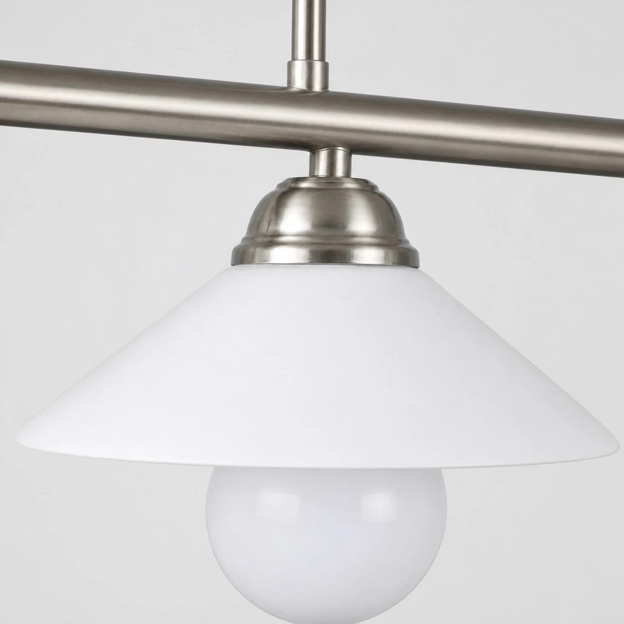 Detailweergave van de glazen kap en de metalen houder.