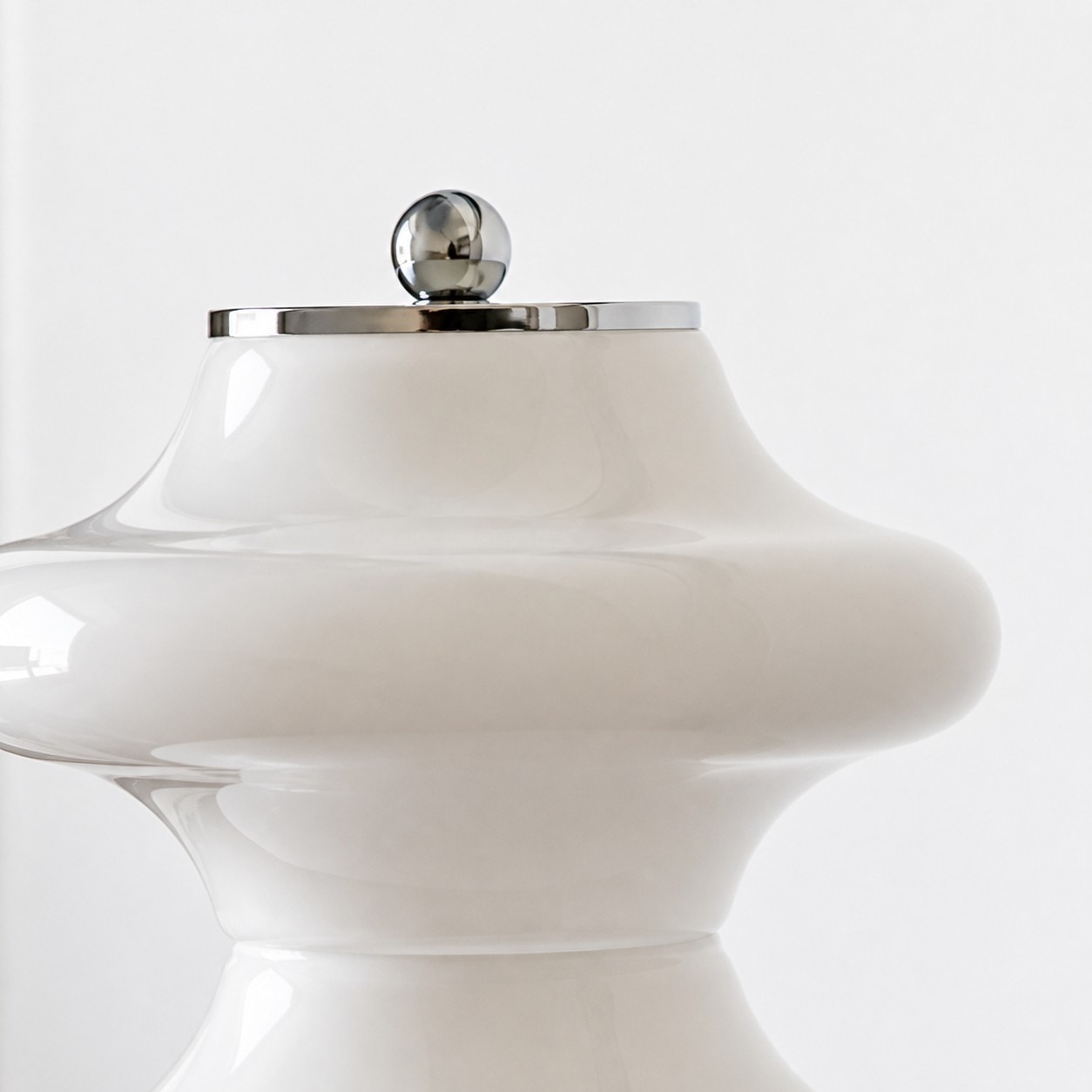 Cúpula de vidro opalino e detalhe da tampa superior cromada