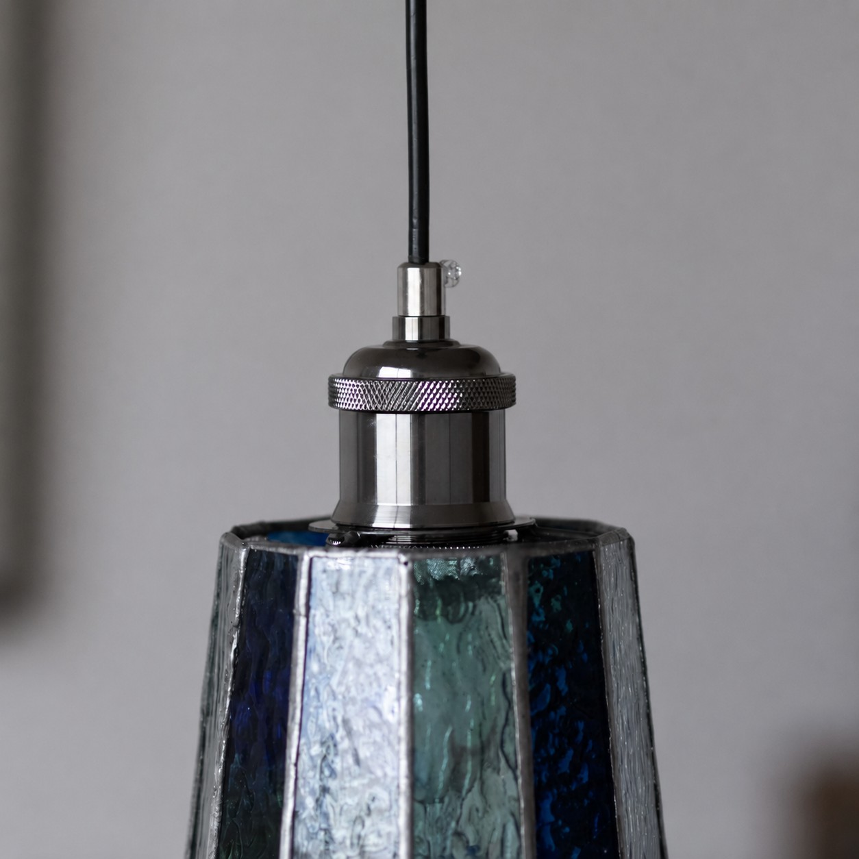 Handgeschnittenes Glas, von Hand verbunden