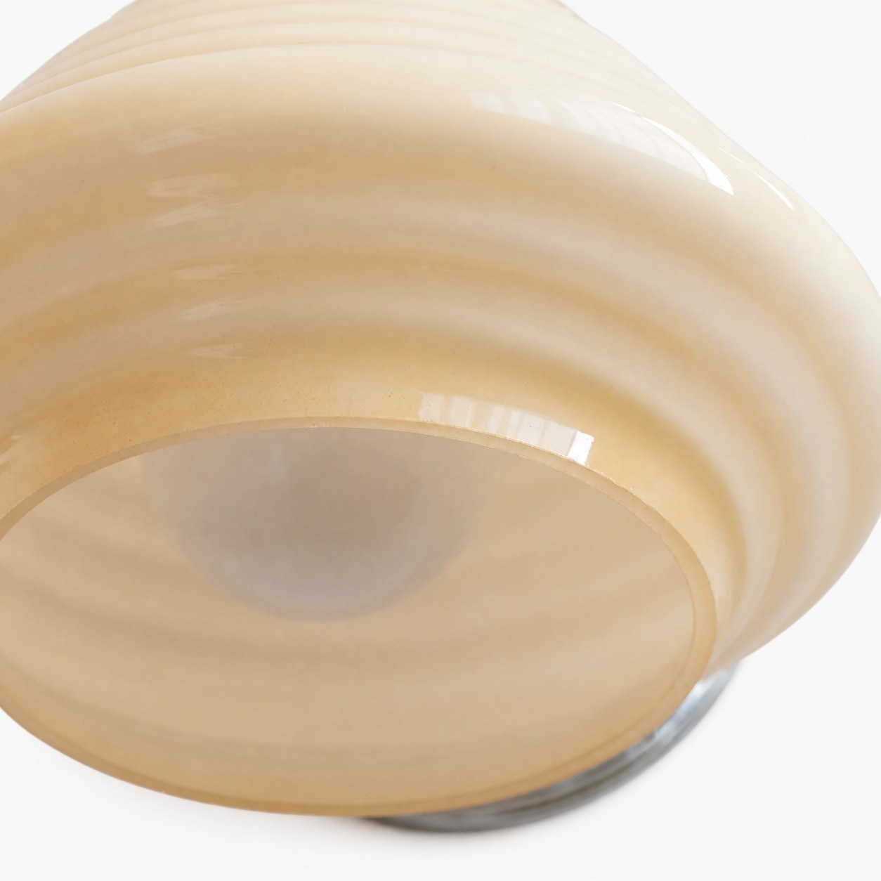 Krämig gul ribbad glasskärm i detalj