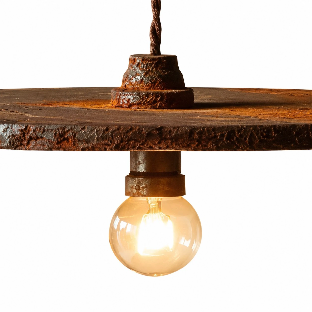 Hanglamp met ijzeren plafondplaat, snoer en gestructureerd oppervlak.
