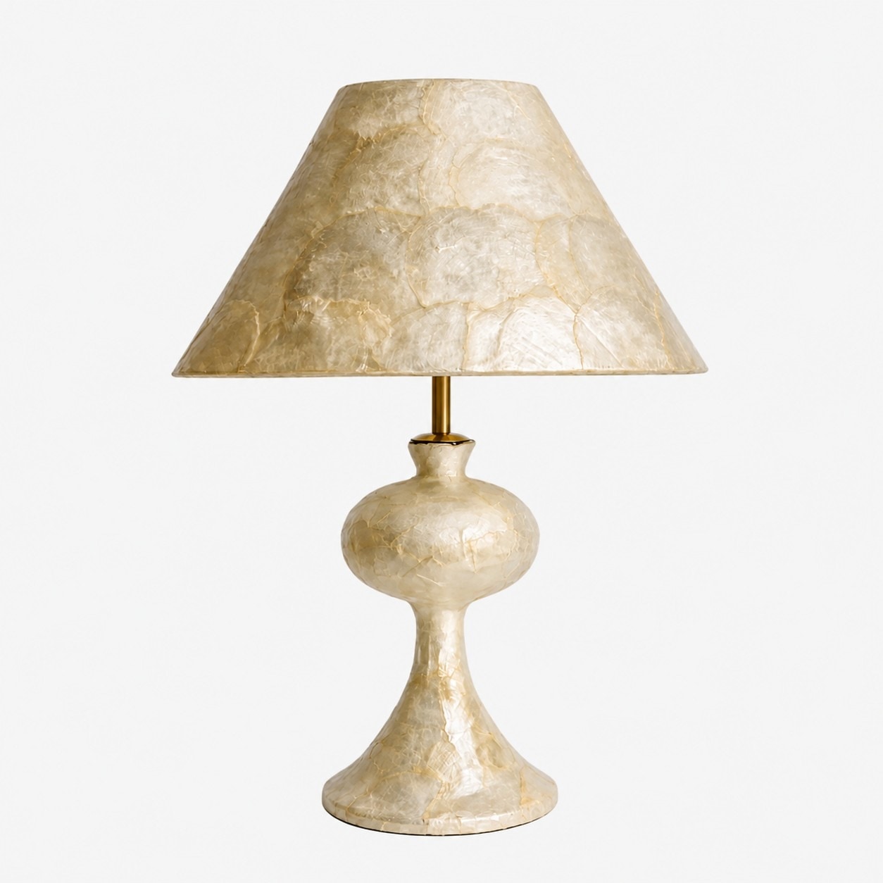 Abajur de mesa em madrepérola com cúpula e base esculturais.