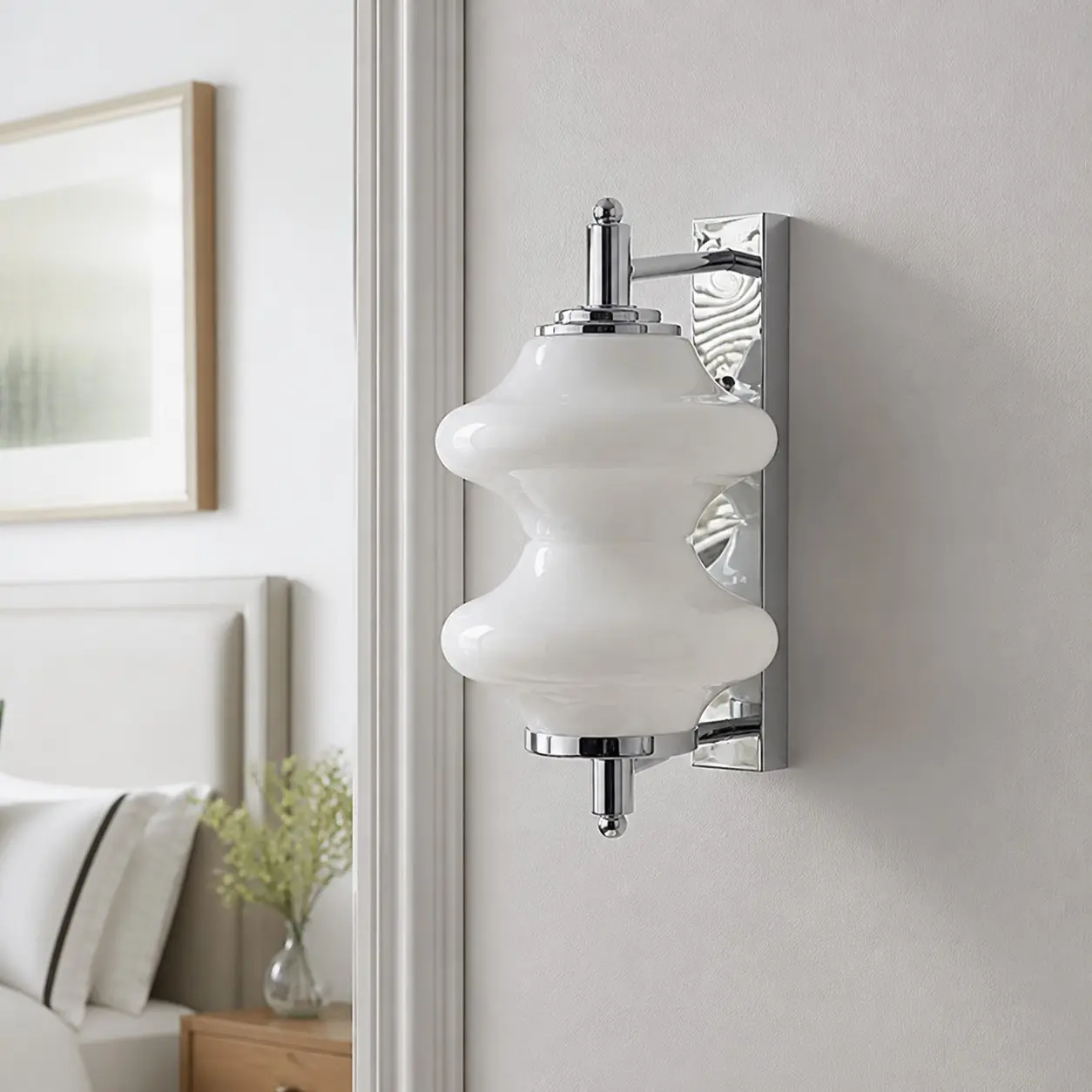Biała szklana lampa ścienna zamontowana w korytarzu