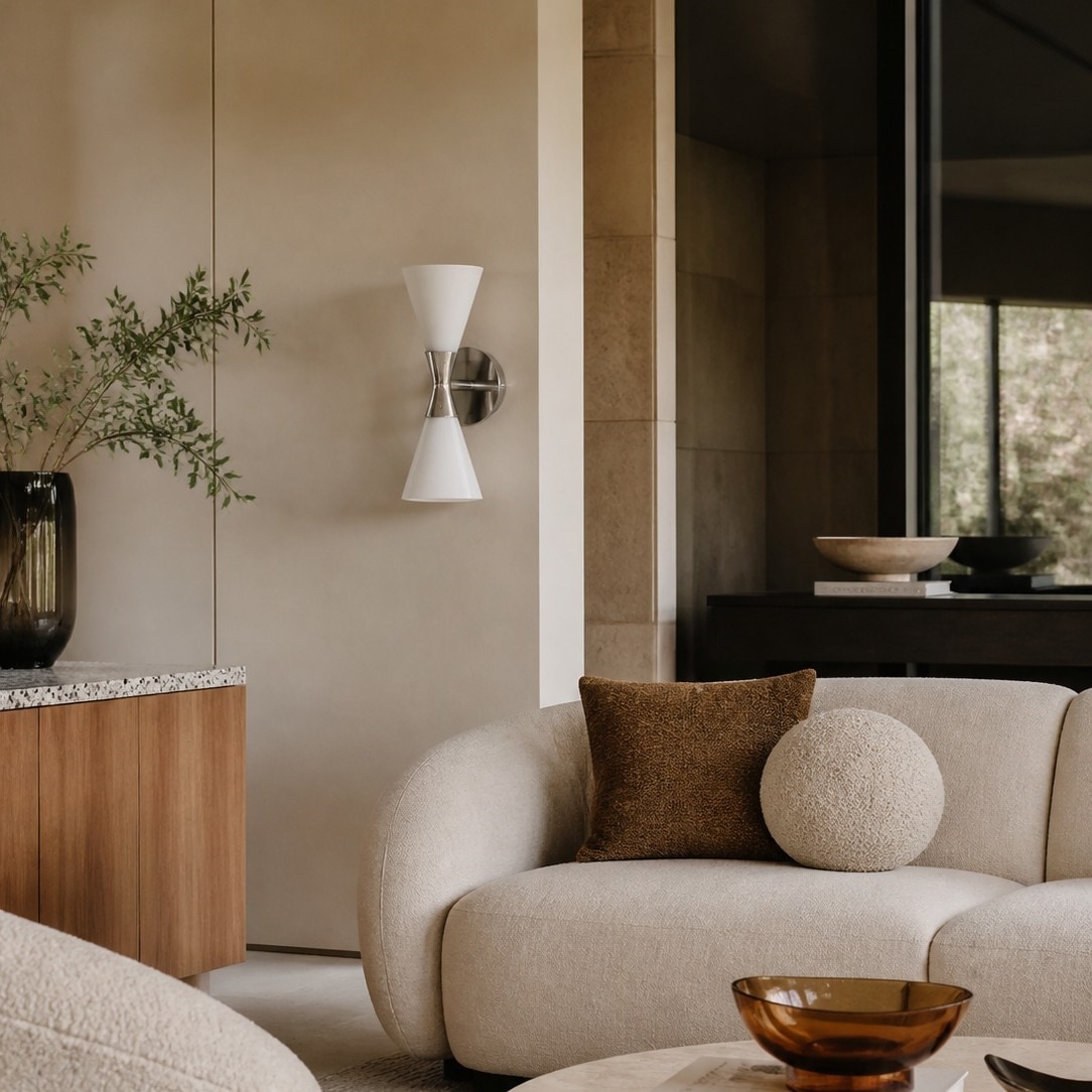 Aplique de parede de vidro branco sobre uma mesa de apoio em um ambiente moderno e aconchegante.