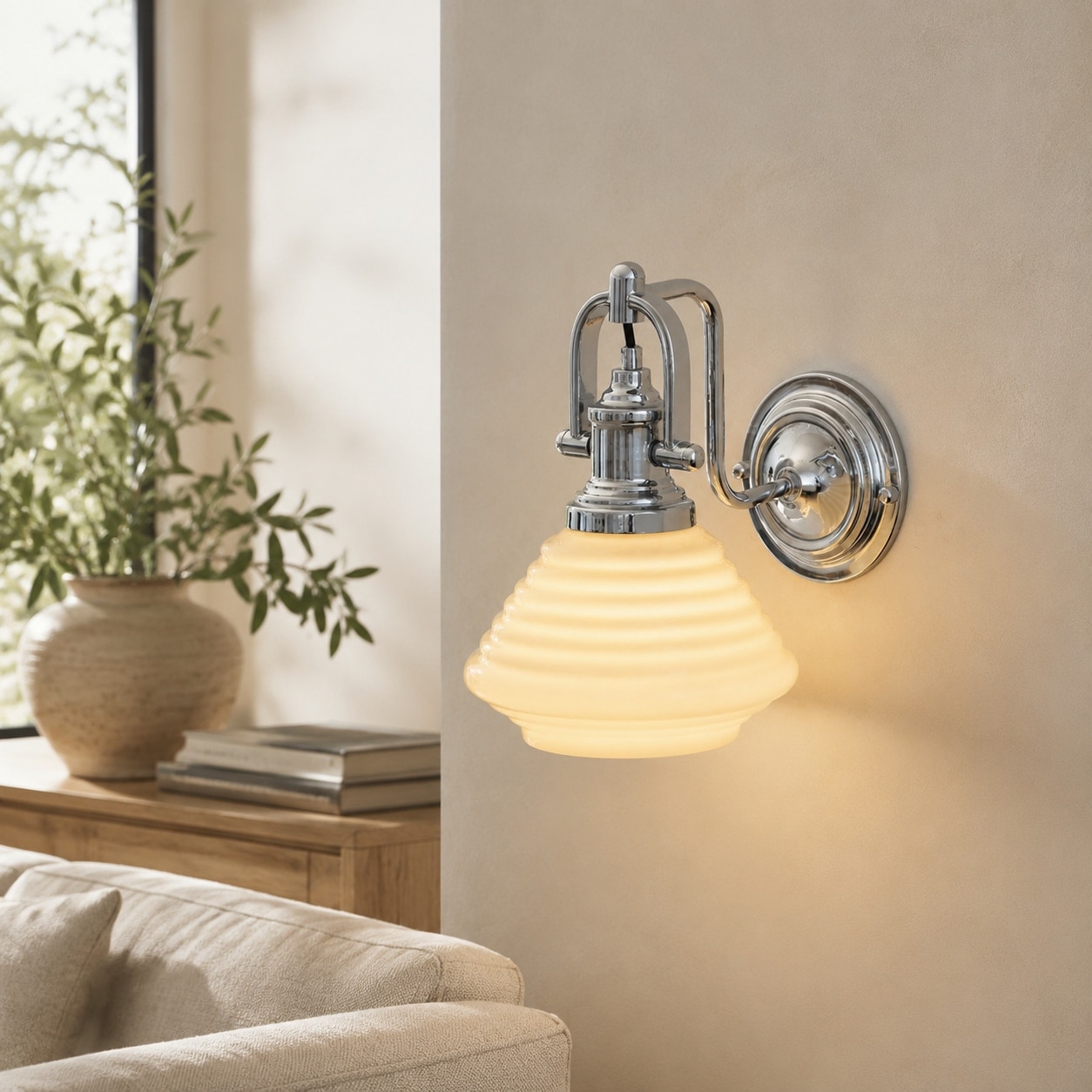 Krämig gul vägglampa i glas i en solig lounge
