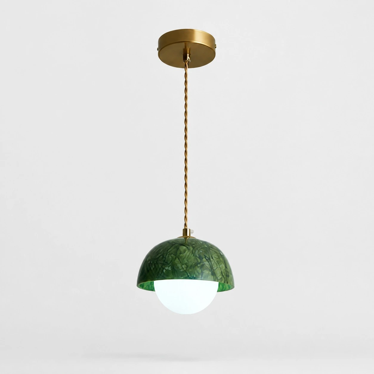 Vollständige Ansicht der Pendelleuchte mit Kuppel aus natürlichem grünem Jade.