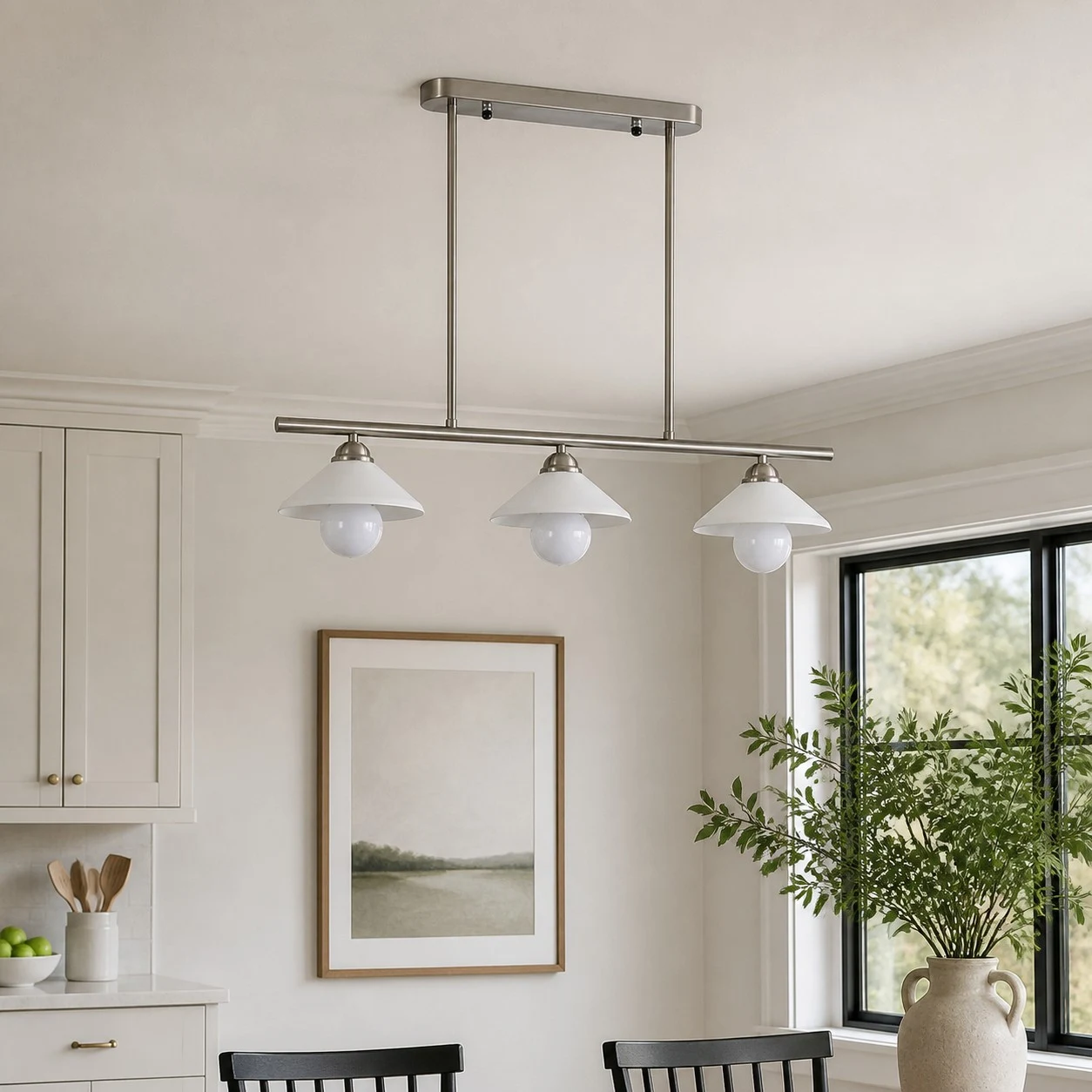 Hanglamp met drie lichtpunten in een rustige eetkamer.