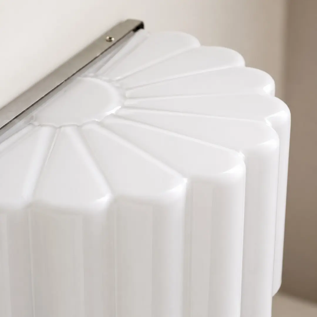 Övre detalj av den veckade vita glasskärmen