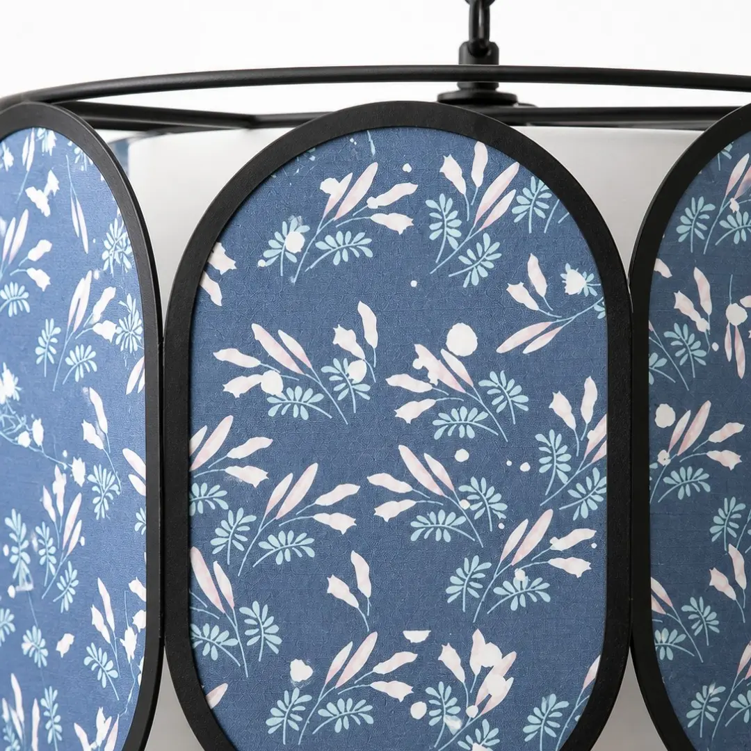 Primer plano de paneles de tela con estampado floral azul