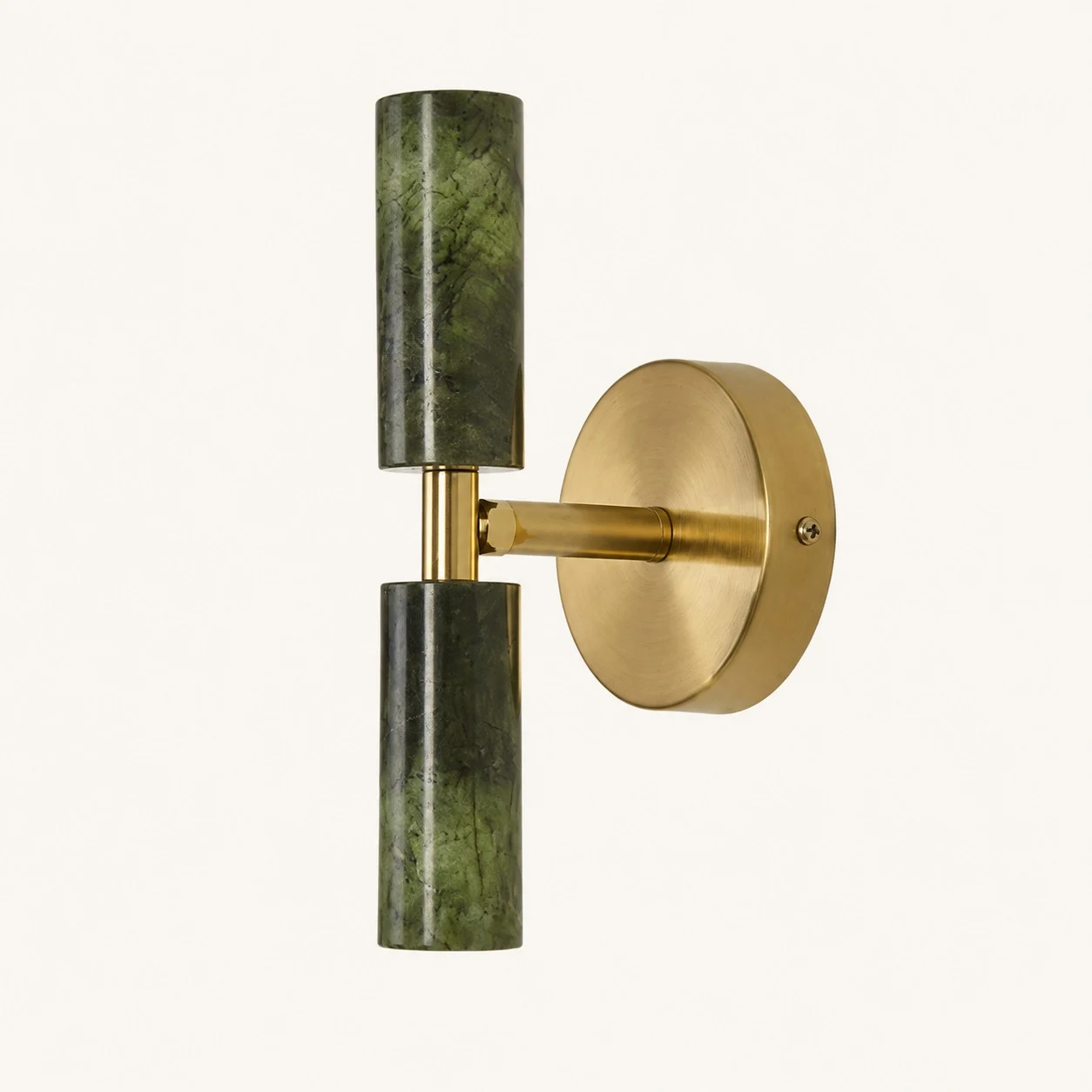Gesamtansicht der doppelwandigen Wandleuchte aus natürlichem, grünem Jade mit messingfarbener Rückplatte.