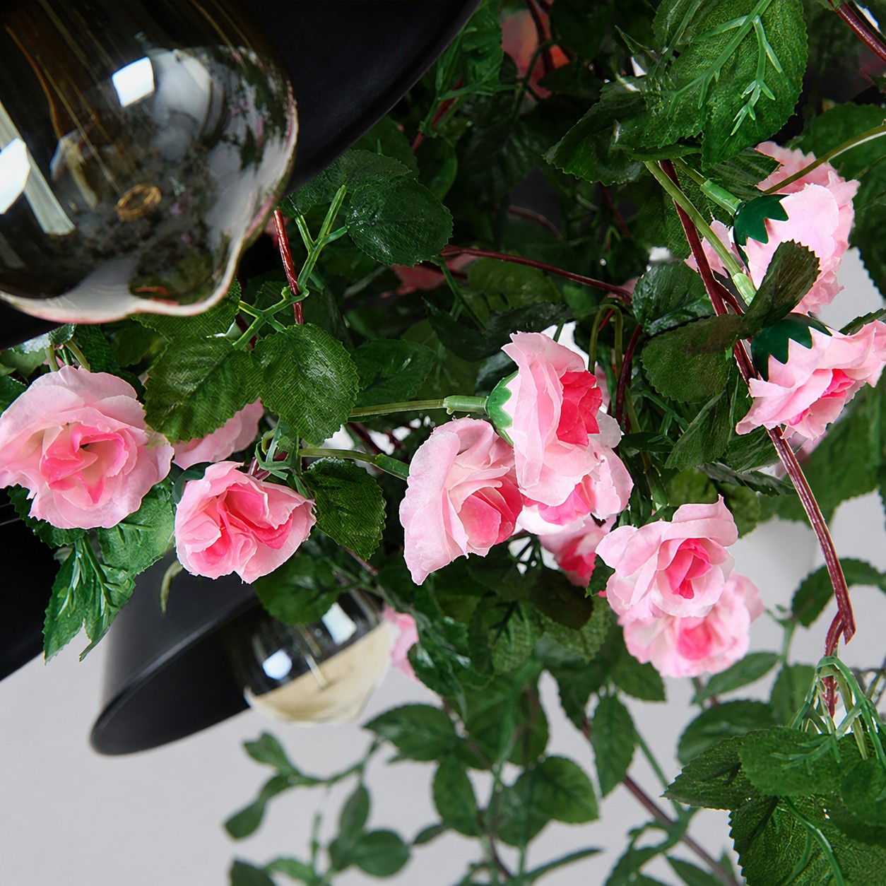 Foglie sovrapposte e decorazioni floreali